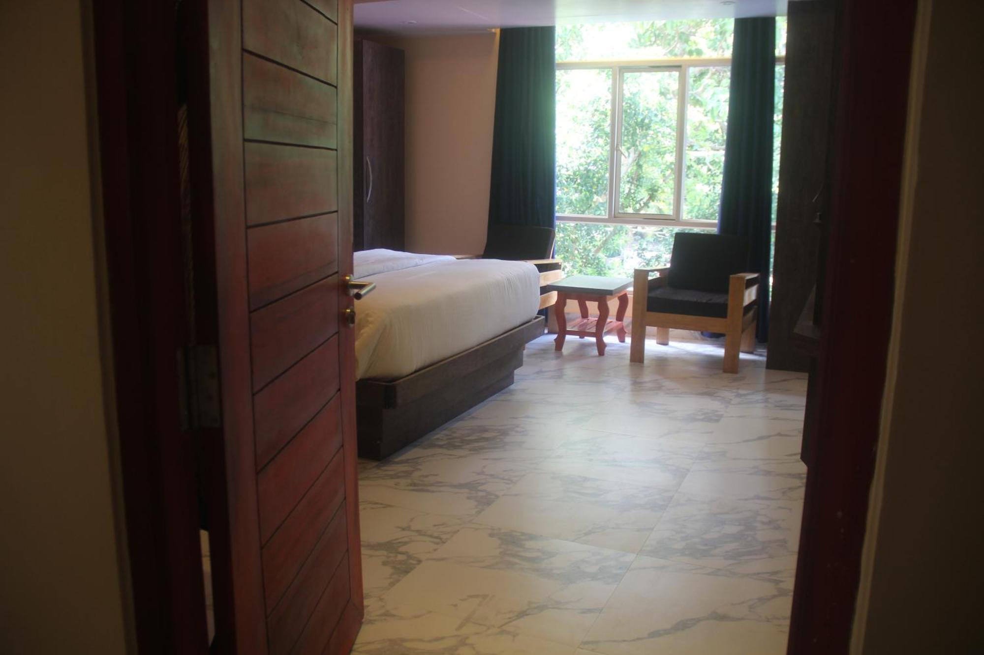 Hotel Serene Palace 布莱尔港 外观 照片