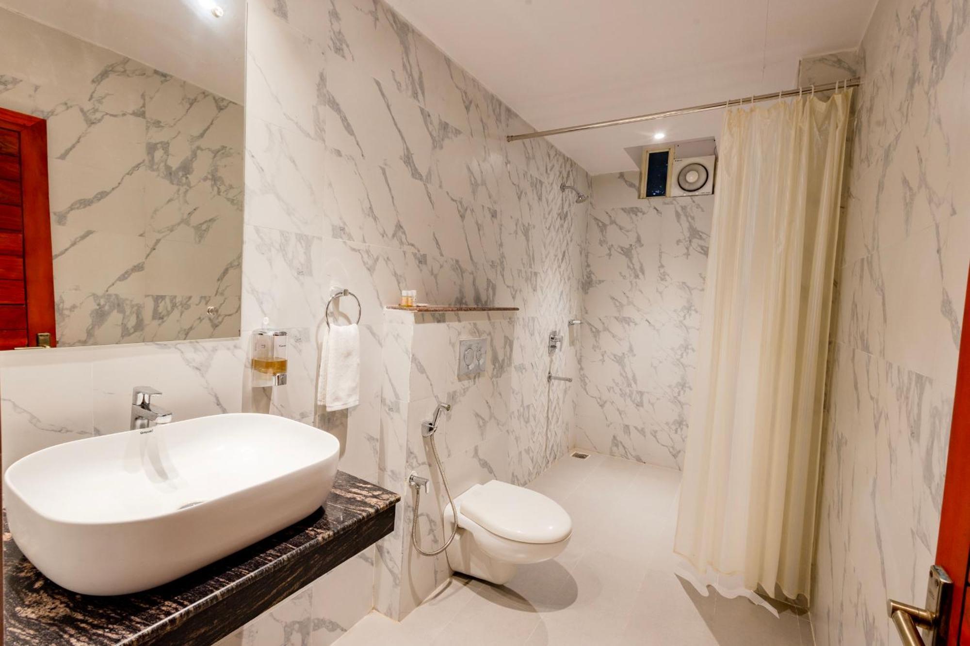 Hotel Serene Palace 布莱尔港 外观 照片